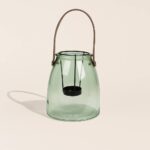 Portavelas LUCÍA Verde: cristal suave, luz serena y diseño con asa. Ideal para crear ambientes relajantes y especiales.