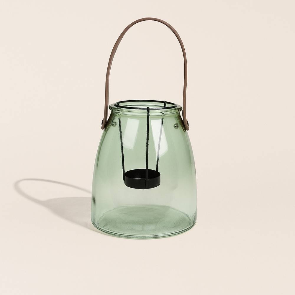 Portavelas LUCÍA Verde: cristal suave, luz serena y diseño con asa. Ideal para crear ambientes relajantes y especiales.