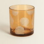 Portavelas Mar Naranja. Cristal ámbar con conchas grabadas que dan luz cálida y acogedora. ¡Enciende tu atardecer eterno, haz clic!