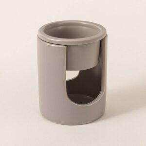 Minimalista, práctico y elegante. El Quemador de vela Nido Gris derrite la cera y llena tu hogar de aroma acogedor.