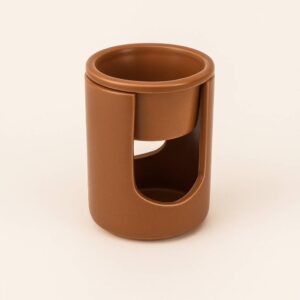 Calidez y aroma en un solo gesto. El Quemador de vela Nido Marrón funde la cera perfumada y crea un ambiente hogareño único.