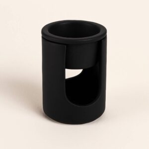 El toque sofisticado que tu casa pide. El Quemador de vela Nido Negro funde tus ceras y perfuma intensamente con estilo.