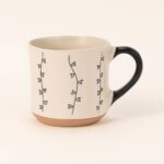 Empieza el día con calma con la Taza Hiedra de 350 ml. Toma tu té o café pero hazlo con estilo natural.