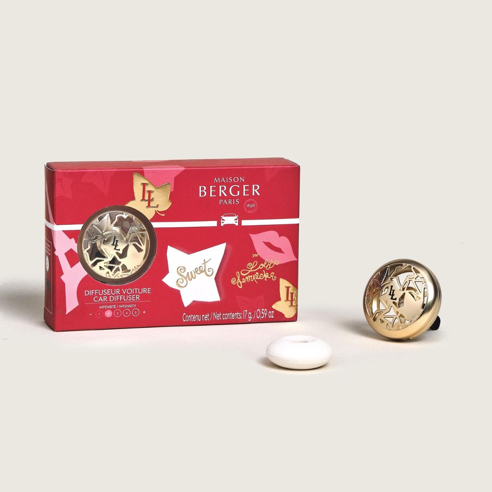 Ambientador de Coche Lolita Lempicka Sweet: El aroma más goloso y sensual llega a tu coche. Es recargable. Convierte cada viaje en un placer.