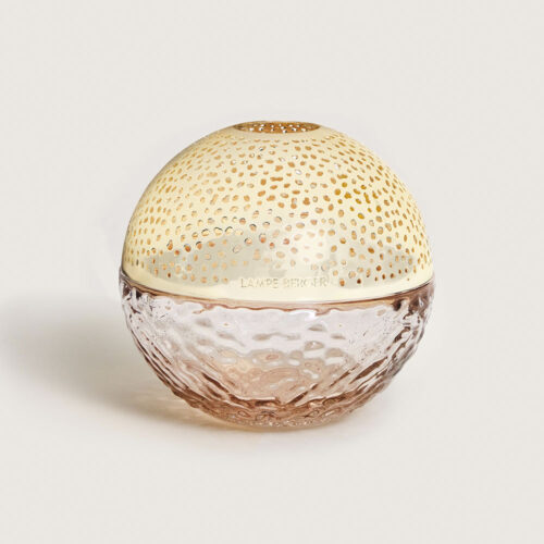 Lámpara Catalítica Gravity Nude: una joya de colección redonda en vidrio martillado nude y corona dorada. Purifica, decora y perfuma tu hogar.