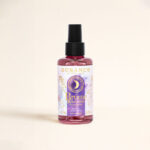 Transforma tu descanso con la Bruma de Relajación. Pulveriza en tu almohada para un sueño reparador. Encuentra la paz que tu mente necesita.