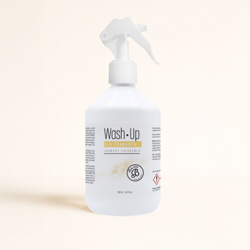 Eliminador Olores Wash Up Silk Chamomile neutraliza malos olores y perfuma tus tejidos con aroma floral. ¡Tu hogar olerá siempre a calma!