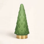 Árbol de navidad mate luz LED de 24 cm. Estilo minimalista y elegante con acabado mate y base dorada. Ideal para ambientar tu hogar en fiestas.