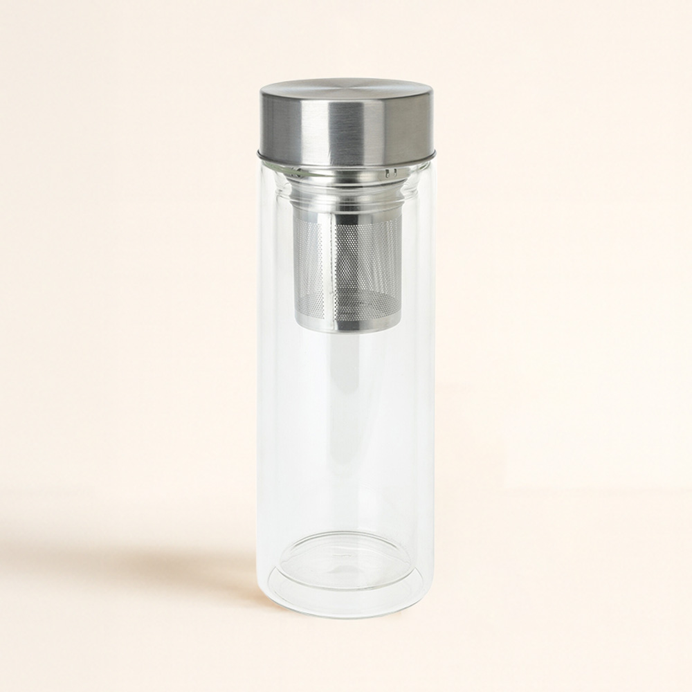 La botella de vidrio doble pared con filtro de300 ml ☀️ conserva tu té perfecto por más tiempo. Diseño elegante para llevarlo a dónde quieras.