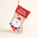 Calcetín Chimenea Papá Noel de 40 cm. Tradicional y alegre, ideal para colgar y llenar de dulces, ricos aroma o regalos navideños. ¡Descúbrelos!