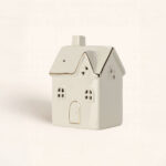 Casita con luz Alba. Cerámica blanca con luz cálida y diseño minimalista. Perfecta para crear ambientes acogedores. carga la batería y disfrútala.