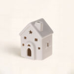 Casita con Luz Estrella. Es cerámica de 8cm y con ventana en forma de estrella. Luz cálida para un hogar acogedor. Perfecta para Navidad. ¡Corre!