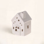 Casita con Luz Rombos. Blanca y de cerámica con 8cm. Estilo nórdico y moderno, perfecta para dar calidez a tu hogar. Crea ambientes muy top.