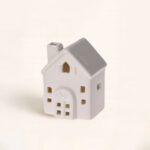 Casita con Luz Ventana. Casita blanca con luz interior. Diseño clásico y suave con una iluminación para crear ambientes tranquilos. ¡Descúbrela!