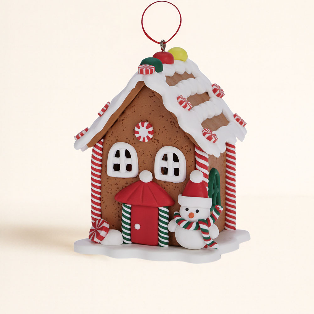 decoracion-navidad-casita-de-chocolate-muneco-de-nieve-para-el-arbol-darome Esta Casita de Chocolate Muñeco de Nieve ⛄ tiene 10 cm de dulzura para colgar en el árbol o decorar mesas. Alegre y navideña. ¡Llévatela ahora!