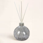 Envase Mikado Navidad Copo de Nieve Gris. Cristal y acabado elegante plateado. Perfecto para perfumar y decorar tu hogar con estilo Navideño.