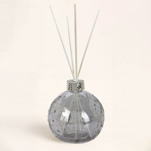 Envase Mikado Navidad Copo de Nieve Gris. Cristal y acabado elegante plateado. Perfecto para perfumar y decorar tu hogar con estilo Navideño.