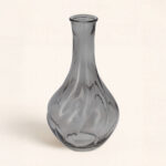 Descubre el envase mikado Talía Gris Oscuro, una pieza de vidrio elegante y moderna. Ideal para perfumar tu casa con mucho estilo. 💫 ¡Hazlo tuyo!