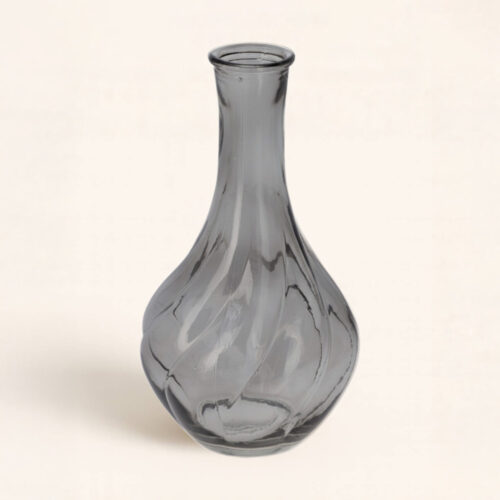 Descubre el envase mikado Talía Gris Oscuro, una pieza de vidrio elegante y moderna. Ideal para perfumar tu casa con mucho estilo. 💫 ¡Hazlo tuyo!