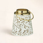 Lámpara vela de té Vera grande de 15×16 cm. Emite luz cálida y reflejos dorados. Ideal para ambientar cenas o decorar con elegancia. Descúbrelo