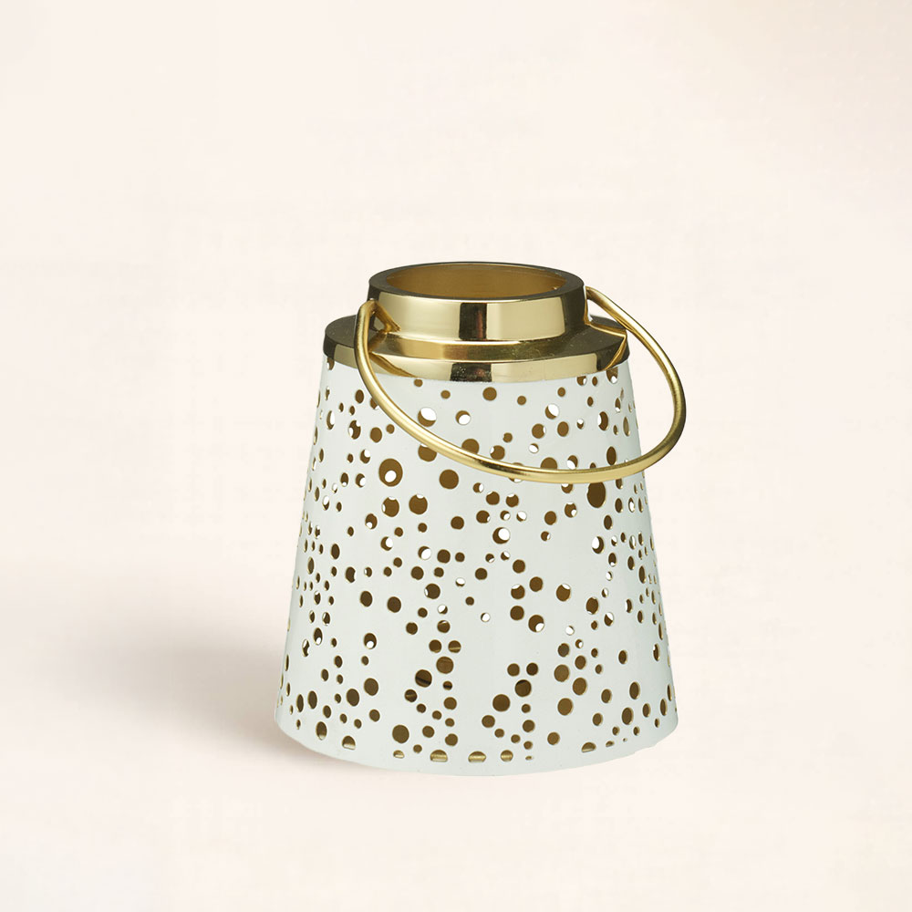 lampara-vela-de-te-vera-pequena-decoracion-darome-hogar Lámpara Vela de Té Vera de 12×13 cm. proyecta una luz cálida y elegante con un diseño dorado perforado. Ideal para decorar y relajarte.