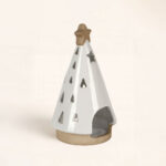 Portavelas Árbol de Navidad Blanco pequeño de 15 cm. Luz cálida y elegante con diseño navideño artesanal. 🤍 Ideal para decorar o regalar.