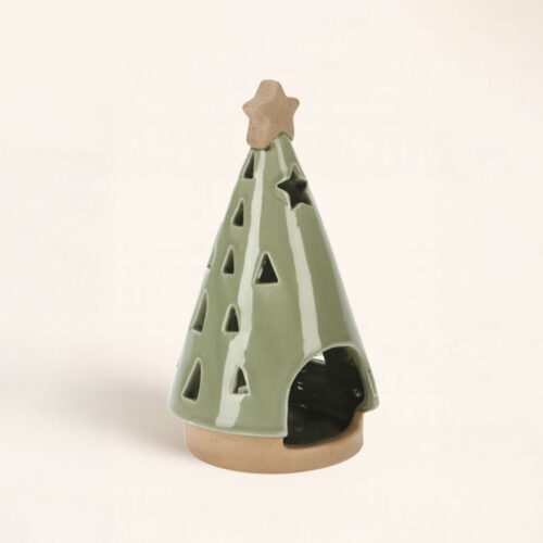 Portavelas Árbol de Navidad Verde pequeño. Diseño artesanal y luz cálida inspirada en la naturaleza. Perfecto para decorar tu mesa en Navidad.