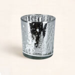 Portavelas Blanca Navidad Plata con renos y abetos. Luz cálida, reflejos mágicos y diseño elegante para decorar tu hogar en Navidad. ¡Descúbrelo!