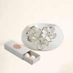 Quemador eléctrico Amour de Fleurs + ceras Marquise: diseño floral en porcelana y aroma a ámbar y vainilla. Elegancia y perfume.