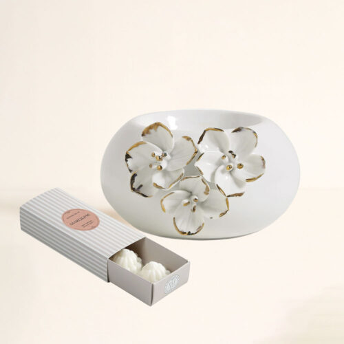 Quemador eléctrico Amour de Fleurs + ceras Marquise: diseño floral en porcelana y aroma a ámbar y vainilla. Elegancia y perfume.