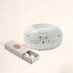 Pack Quemador eléctrico Perle + ceras Marquise: diseño en porcelana blanca y un aroma elegante. Elegancia, luz y perfume que enamoran.