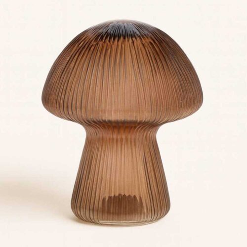 La Seta decorativa con Luz Cobre gigante ilumina con calidez y estilo. Vidrio acanalado y brillo envolvente para tus noches más acogedoras.