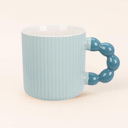 La Taza Burbuja Azul combina frescura y diseño. Cerámica acanalada con asa burbujeante azul. 💙 ¡Haz de cada café un momento especial!