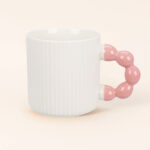 Descubre la Taza Burbuja Blanca con asa rosa. Diseño moderno y dulce para tus cafés y tés. ☕ ¡Añade estilo a tus momentos D'Arome!