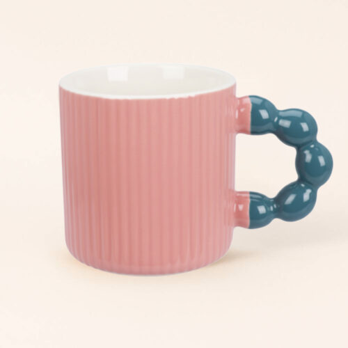 La Taza Burbuja Rosa aporta alegría y diseño. Cerámica moderna con asa azul burbujeante. 🌸 ¡Haz que tus cafés sean pura inspiración!