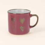 Descubre la Taza Cuatro Latidos Rosa Oscuro 💕 Con corazones dorados dibujados y alma romántica, perfecta para tus momentos de pausa.