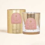 Vela natural perfumada Pastel de Reyes de 300 g: cera 100% natural, mecha crepitante. Un aroma dulce irresistible. ¡Descubre el haba sorpresa!