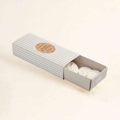 Secret de Santal: ceras perfumadas elegantes con notas de sándalo y jazmín. Hasta 10h de aroma cálido y envolvente. Perfectas para tu hogar.