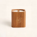 La Vela decorativa Carta a los Reyes cuadrada huele a ilusión y calabaza. Con mecha de madera es perfecta para crear magia en casa en Navidad