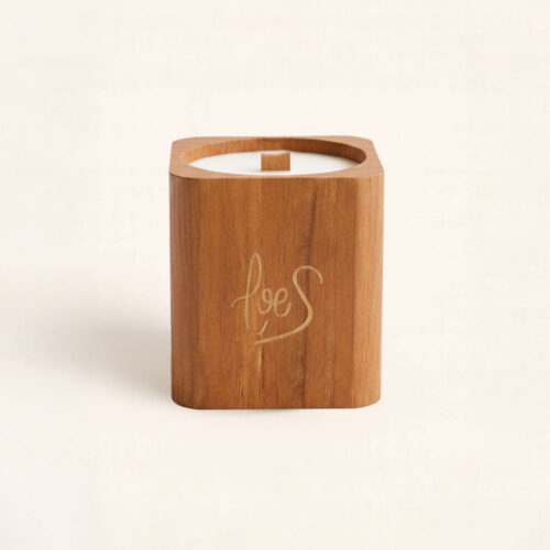 La Vela decorativa Carta a los Reyes cuadrada huele a ilusión y calabaza. Con mecha de madera es perfecta para crear magia en casa en Navidad