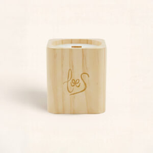 Vela Decorativa Mantel Puesto en la Mesa. Aroma Gingerbread y mecha de madera. ✨ Dulce, cálida y perfecta para decorar tu mesa esta Navidad.