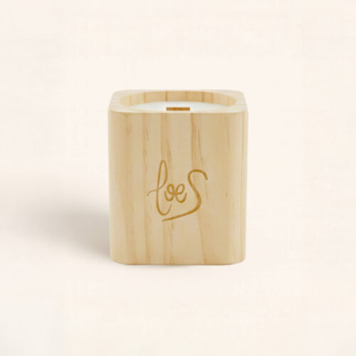 Vela Decorativa Mantel Puesto en la Mesa. Aroma Gingerbread y mecha de madera. ✨ Dulce, cálida y perfecta para decorar tu mesa esta Navidad.