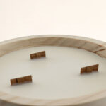 Vela decorativa con 3 mechas de madera Mantel Puesto en la Mesa redonda – LoeS - Imagen 6