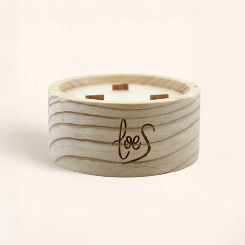 Vela decorativa Mantel Puesto en la Mesa redonda con 3 mechas y aroma Gingerbread. Dulce, cálida y perfecta para iluminar tus cenas navideñas.