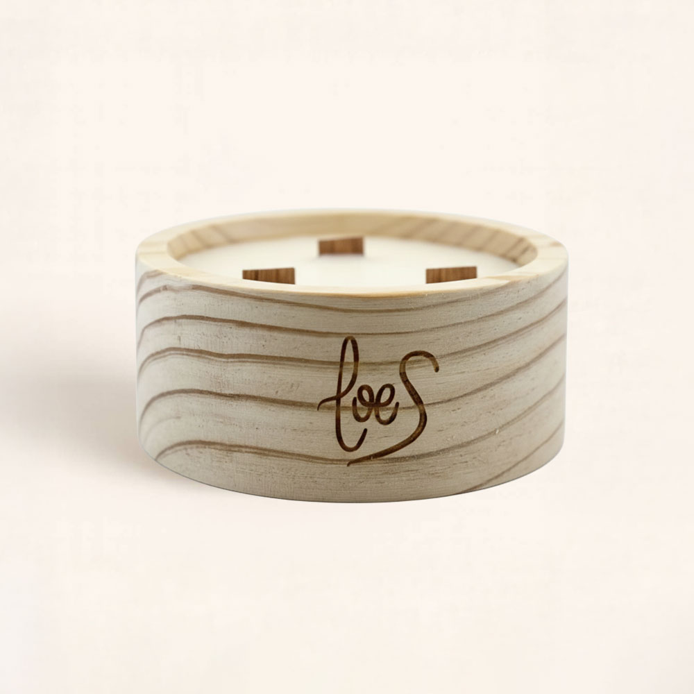 Vela decorativa Mantel Puesto en la Mesa redonda con 3 mechas y aroma Gingerbread. Dulce, cálida y perfecta para iluminar tus cenas navideñas.