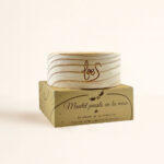 Vela decorativa con 3 mechas de madera Mantel Puesto en la Mesa redonda – LoeS - Imagen 5