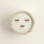 Vela decorativa con 3 mechas de madera Mantel Puesto en la Mesa redonda – LoeS - Imagen 3