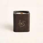 Vela decorativa Villancicos por las Calles cuadrada. Aroma amaderado. Tradición, calidez y Navidad en estado puro. Perfecta para decorar.