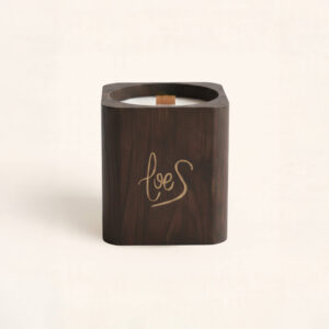 Vela decorativa Villancicos por las Calles cuadrada. Aroma amaderado. Tradición, calidez y Navidad en estado puro. Perfecta para decorar.