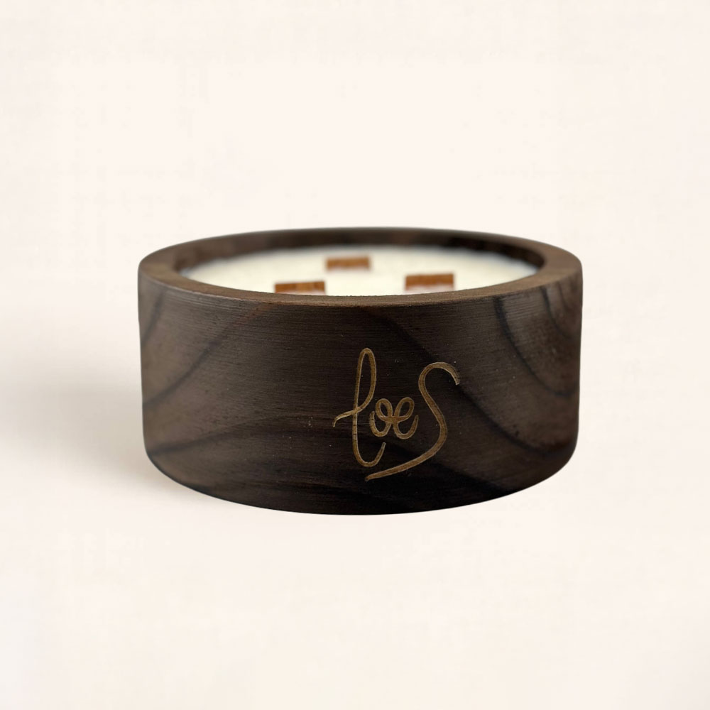 Vela decorativa Villancicos por las Calles Redonda con 3 mechas de madera. Aroma Cálido y perfecto para momentos navideños especiales.